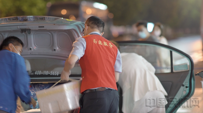 水印 大连机场工作人员帮助旅客搬运行李1