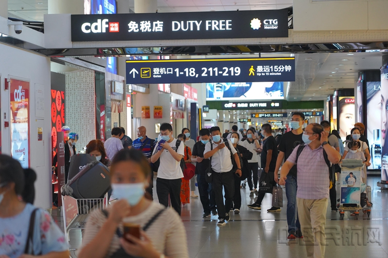 水印 免税店内的客流4.jpg