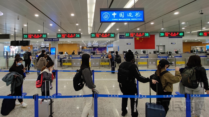 水印 上海机场边检保障并楼运行后，旅客顺畅通关-尹慧摄1.jpg