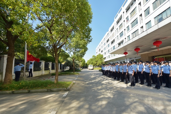 上海机场边检站组织的升旗仪式-石明明摄.jpg 上海机场边检站组织的升旗仪式-石明明摄.jpg