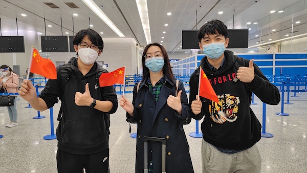 回到祖国的旅客挥舞着小国旗-尹慧摄.jpg 回到祖国的旅客挥舞着小国旗-尹慧摄.jpg
