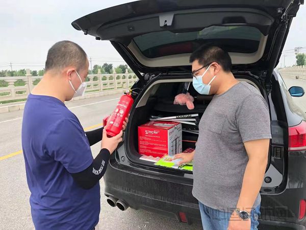 图:对员工车辆进行安全检查_副本.jpg 图:对员工车辆进行安全检查_副本.jpg