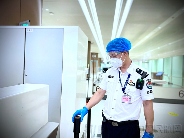 图：曹晓刚对安检现场进行安全检查1.jpg