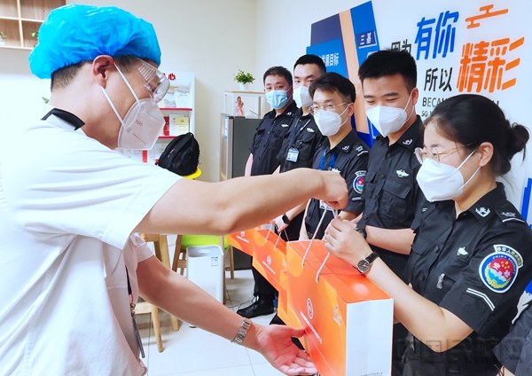 图说:安保公司管理人员正在为一线员工送”暖心“用品1.jpg 图说:安保公司管理人员正在为一线员工送”暖心“用品1.jpg