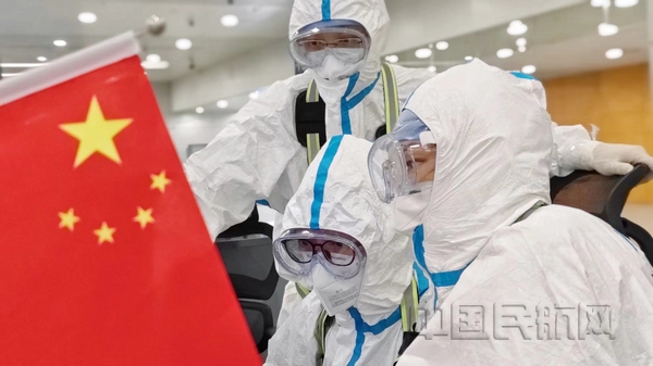 nEO_IMG_上海机场边检民警正核实入境旅客信息-尹慧摄