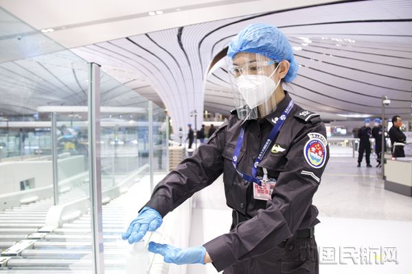 图:安检员严格落实消毒工作_副本.jpg 图:安检员严格落实消毒工作_副本.jpg