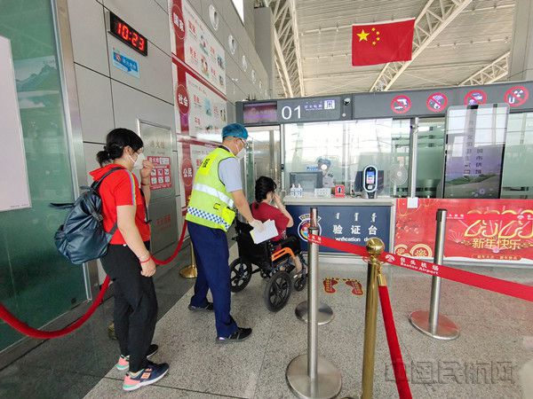 图:助力残疾人出行 摄影:刘艳艳_副本.jpg