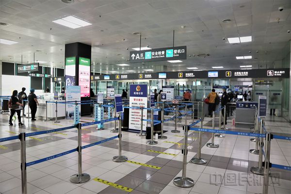 换季首日,旅客有序排队通过安检_副本.jpg 换季首日,旅客有序排队通过安检_副本.jpg