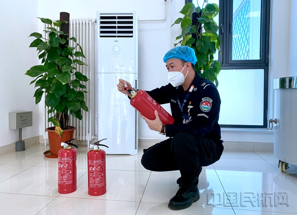 水印 图:员工正在检查灭火器压力表2.jpg