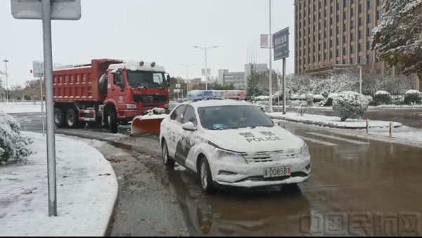 推雪车正在清理道路上的积雪.jpg