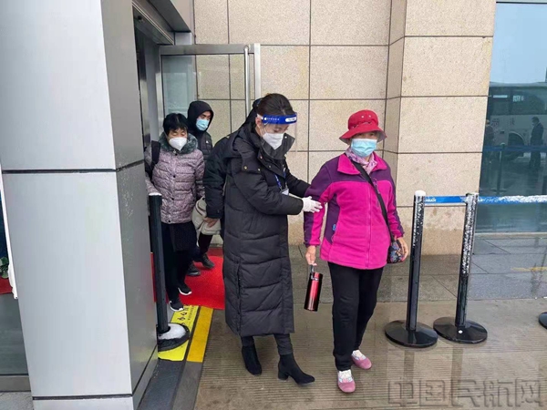 工作人员真情服务空铁联运旅客。.jpg