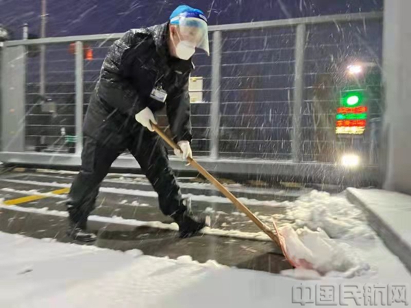 各部门工作人员正在清扫积雪。.jpg
