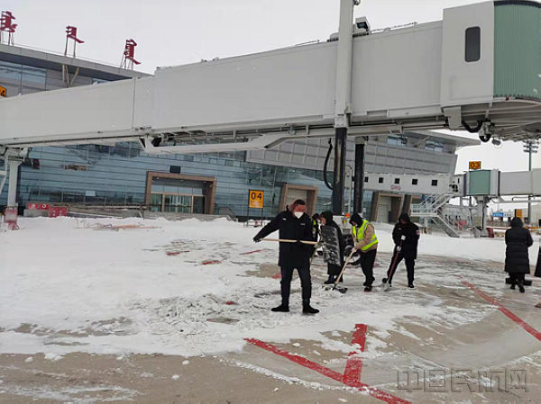 锡林浩特机场冰雪天全力保障航班