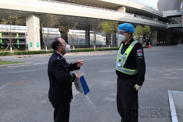 图:管理人员慰问室外员工1.jpg 图:管理人员慰问室外员工1.jpg
