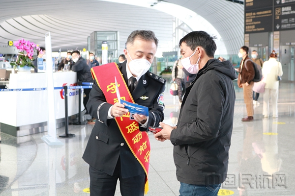 水印 图：党员同志为旅客讲解安检法律法规1.jpg