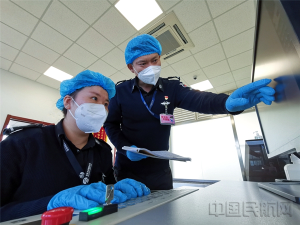 水印 图：赵献如指导班组员工操作X光机  赵振龙摄1.jpg