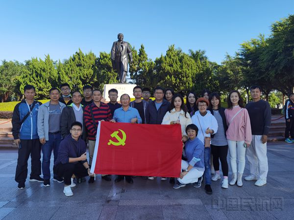 瞻仰邓小平同志铜像_副本.jpg 瞻仰邓小平同志铜像_副本.jpg