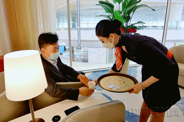 水印 卫星厅里的东航休息室 图_朱同辉1.jpg