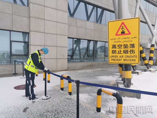 水印 冰凌拉起警戒带2.jpg
