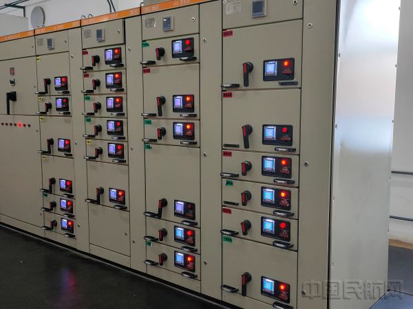 图:已安装智能电表的低压柜_副本.jpg 图:已安装智能电表的低压柜_副本.jpg