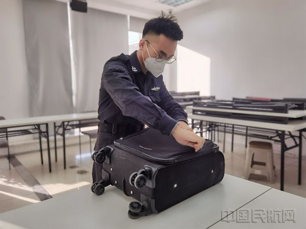 图为员工正在进行实践考核_副本.jpg