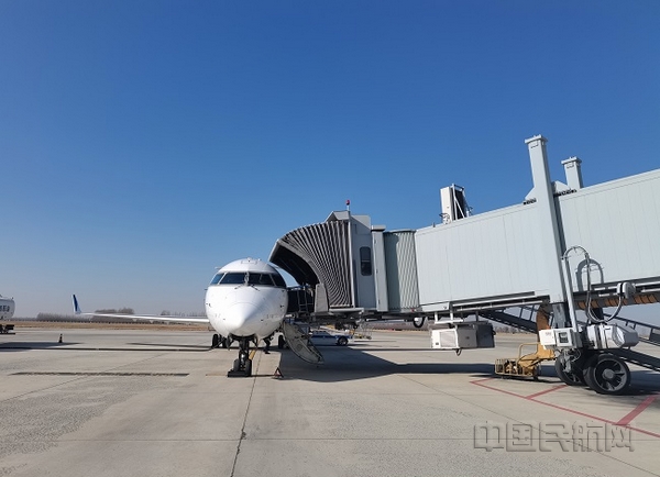CRJ-900机型接驳廊桥现场 图:摄影:杨晓辉.jpg CRJ-900机型接驳廊桥现场 图:摄影:杨晓辉.jpg