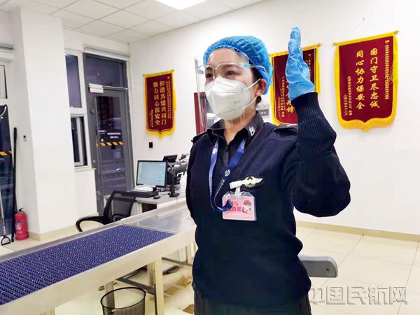 图:张媛媛在岗执勤_副本.jpg 图:张媛媛在岗执勤_副本.jpg