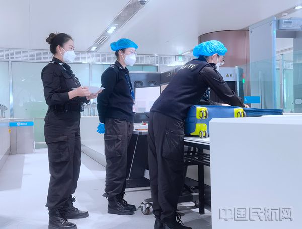 图说:安保公司正在对安检员进行烟花爆竹类的专项考核_副本.jpg 图说:安保公司正在对安检员进行烟花爆竹类的专项考核_副本.jpg