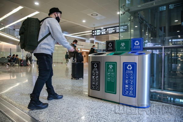nEO_IMG_虹桥机场优化分类垃圾桶设置,方便旅客精准投放口罩等废弃物-上海机场供图