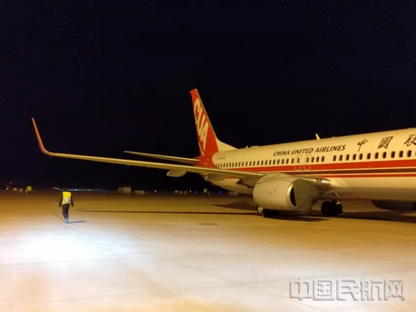 水印 绕机检查航空器加固情况—张立彬拍摄2.jpg