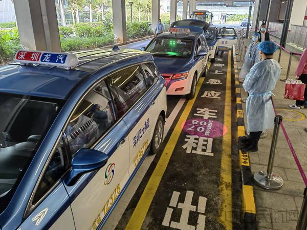 旅客从应急上客通道上车2_副本.jpg 旅客从应急上客通道上车2_副本.jpg