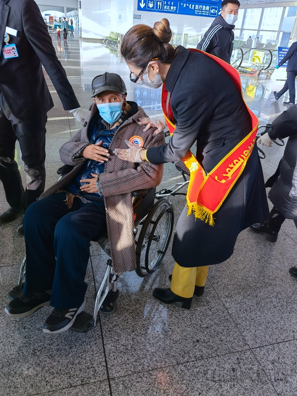 水印 吉雅志愿者服务老年旅客1.jpg