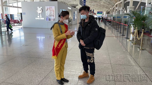 水印 吉雅志愿者为旅客提供咨询服务2.jpg