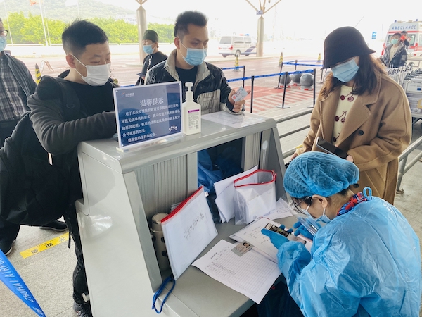 工作人员协助旅客出具退改证明.jpg 工作人员协助旅客出具退改证明.jpg
