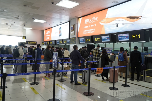 旅客排队办理值机手续_副本.jpg 旅客排队办理值机手续_副本.jpg