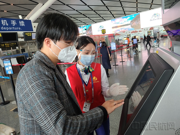 志愿者引导旅客使用自助值机_副本.jpg 志愿者引导旅客使用自助值机_副本.jpg
