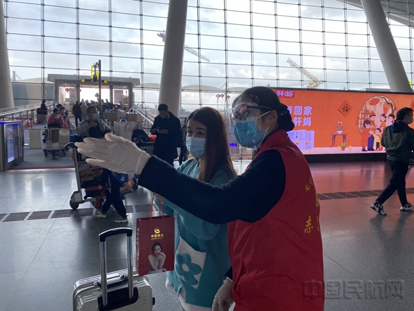 志愿者为旅客指引方向_副本.jpg 志愿者为旅客指引方向_副本.jpg