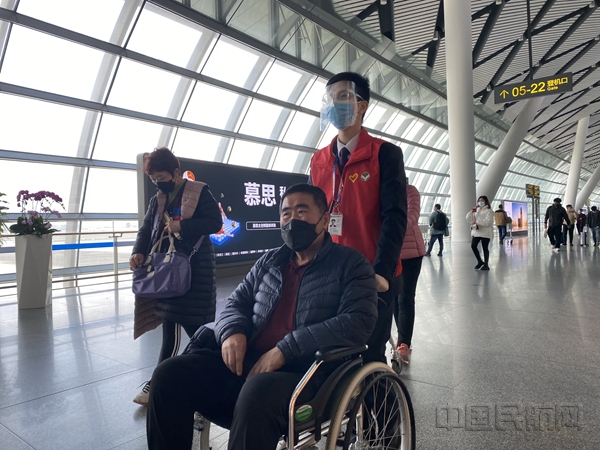 志愿者在为轮椅旅客服务_副本.jpg 志愿者在为轮椅旅客服务_副本.jpg