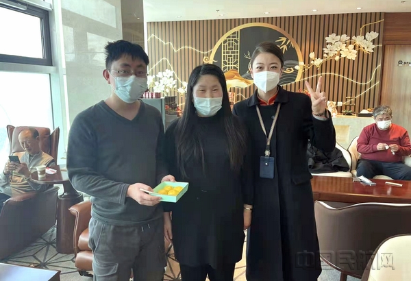 1呼和浩特机场头等舱休息室向贵宾送汤圆.jpg