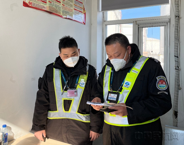 刘佰万备勤室对员工进行访谈_副本.jpg