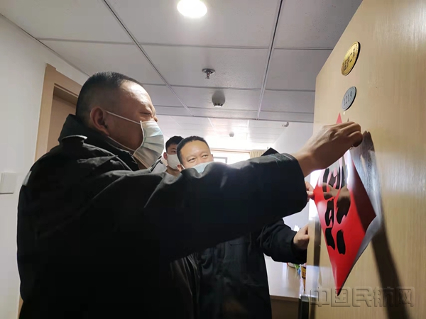 刘佰万春节为员工张贴福字_副本.jpg