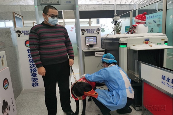 水印 (内蒙古机场集团)呼伦贝尔机场全程护送特殊旅客与导盲犬顺利登机3512.jpg