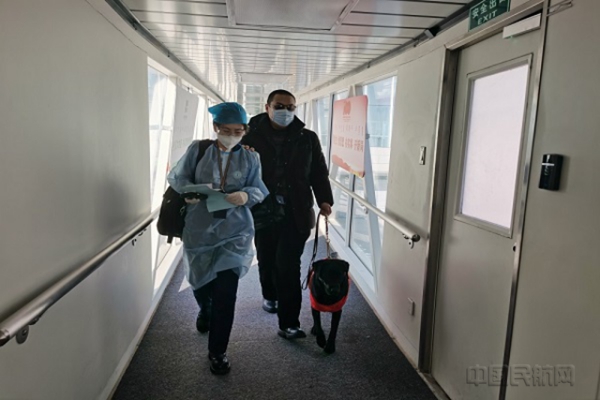 水印 (内蒙古机场集团)呼伦贝尔机场全程护送特殊旅客与导盲犬顺利登机5393.jpg