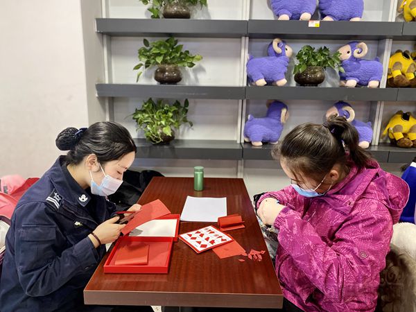 任晓菁与女职工一起剪纸_副本.jpg 任晓菁与女职工一起剪纸_副本.jpg