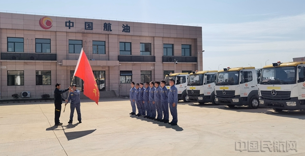 湛江供应站党支部举行试运转党员突击队授旗仪式(刘文建 摄)2