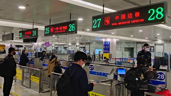 水印 上海机场边检开足通道,保障浦东机场出境旅客快速通关-钱方斌摄4