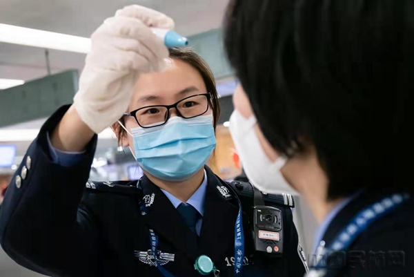 水印 王旦琳正在为民警做日常体温监测-王子达摄7