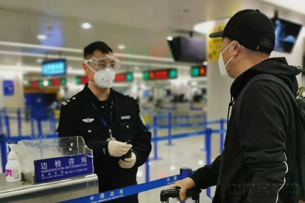 水印 潘文斌正在引导旅客快速通关-姚煜珠摄3