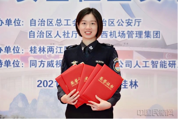 技高一筹,看她如何从“安检小白”成为“技术能手”261.jpg 技高一筹,看她如何从“安检小白”成为“技术能手”261.jpg