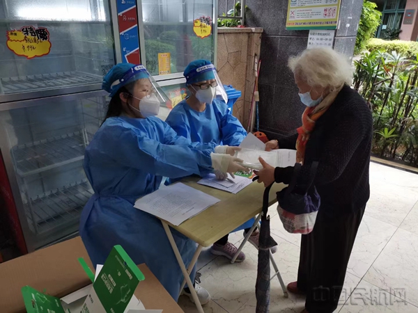 水印 1、空港快线客运站党员徐红钰站在了社区大规模核酸检测的最前线1